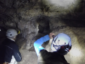 Dos excursionistas en el interior de la cueva. 