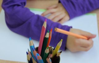 niño pintando con lápices