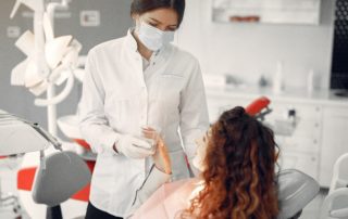 Dentista atiende a una paciente.