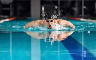 El pH del agua de las piscinas influye en la aparición de sarro del nadador.