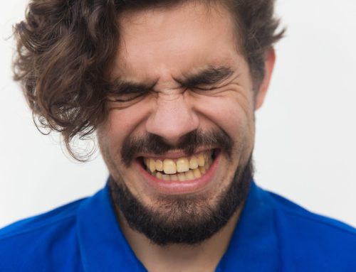 Factores genéticos, pigmentos alimentarios, el tabaco y algunos medicamentos determinan el color amarillo de los dientes