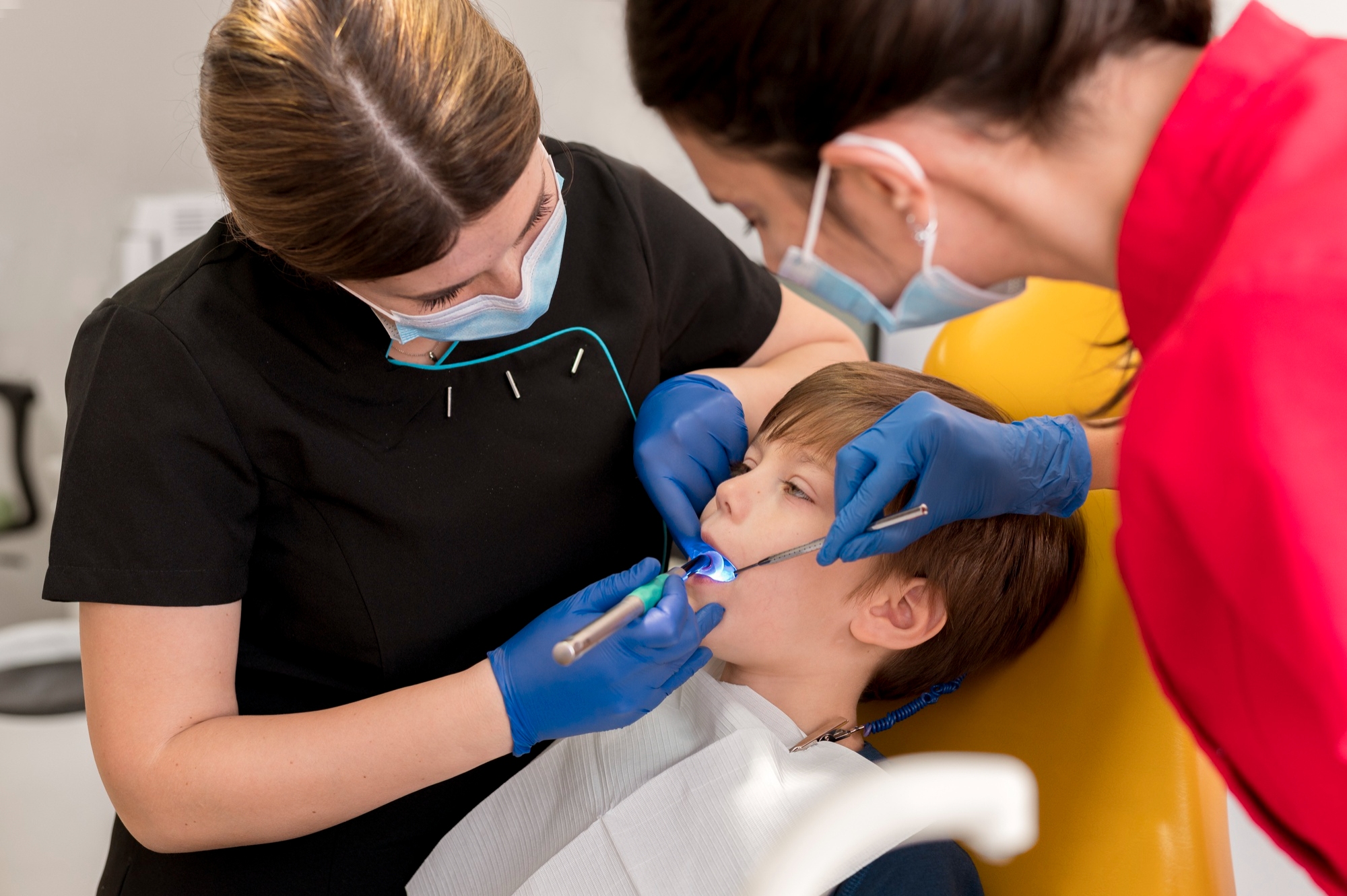 Dentista revisa la salud bucal de un menor.